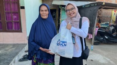 PLN UP3 Sumbawa Bersama YBM Salurkan 26 Paket Sembako bagi Warga yang Membutuhkan