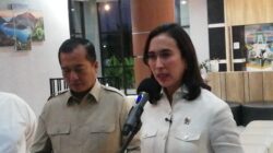 Menpar Sumbang 15 Alat Tenun untuk Warga Terdampak Kebakaran Sade