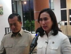 Menpar Sumbang 15 Alat Tenun untuk Warga Terdampak Kebakaran Sade